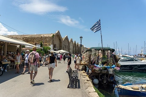 Háttérben a régi üzemek épületei